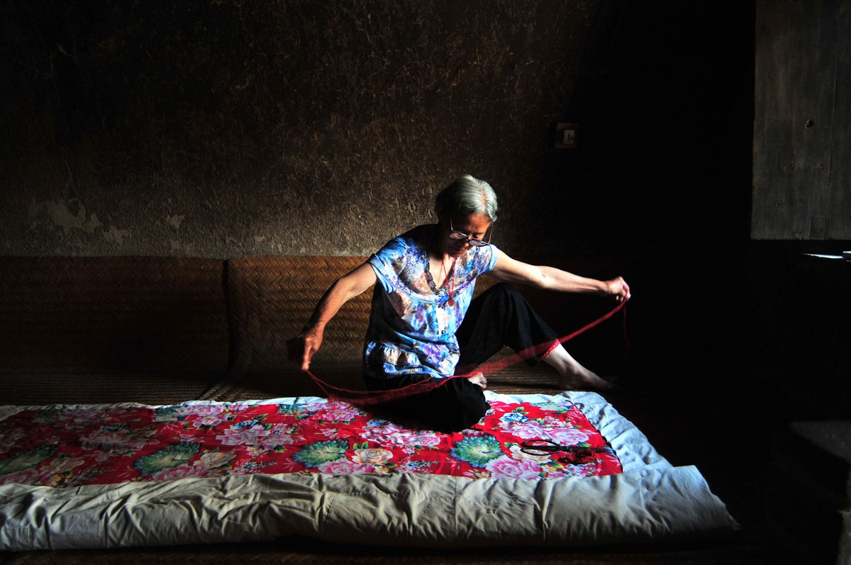 农村的青壮年外出谋生，留守老人独自生活，她们还留守在农村，在对子女的期盼和思念中生活。