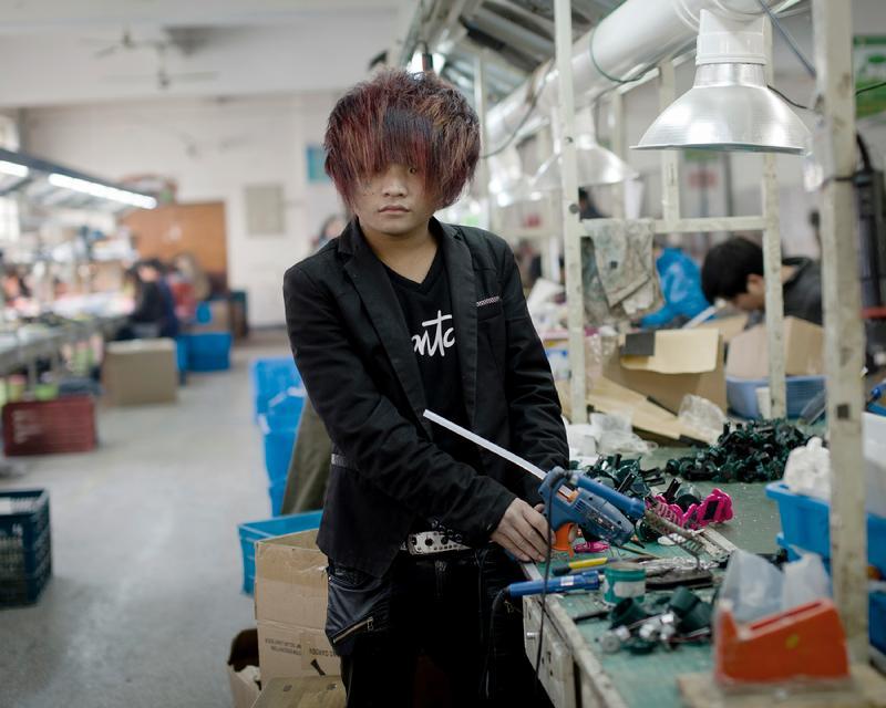 他们大都是是90后的新时代打工族。他们延续着父辈的打工生涯，却又比父辈多了一种渴望融入城市、立足城市的愿望。