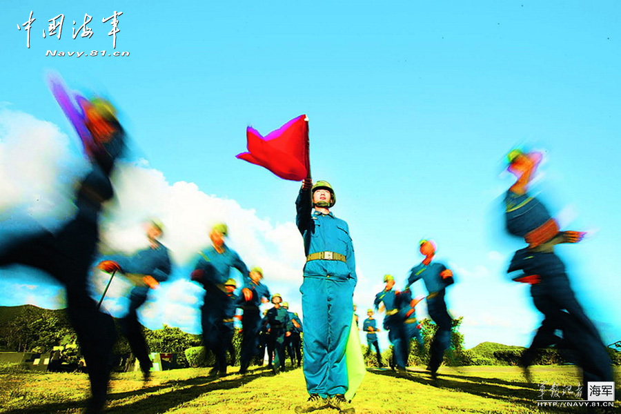 信号旗是海军用于视觉通信的旗帜，由各种不同颜色的旗纱缝制而成。有长方形、燕尾形、三角形和梯形等4种形状，分红、黄、蓝、白、黑5种颜色，每面旗子以不同形状、颜色和图案构成，分别代表相应的字母、数码和勤务符号。