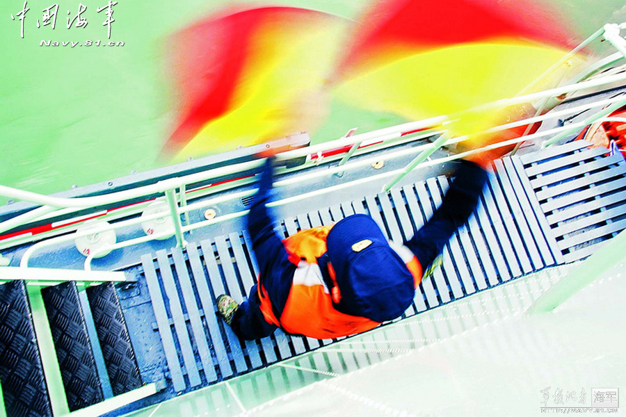 信号旗是海军用于视觉通信的旗帜，由各种不同颜色的旗纱缝制而成。有长方形、燕尾形、三角形和梯形等4种形状，分红、黄、蓝、白、黑5种颜色，每面旗子以不同形状、颜色和图案构成，分别代表相应的字母、数码和勤务符号。