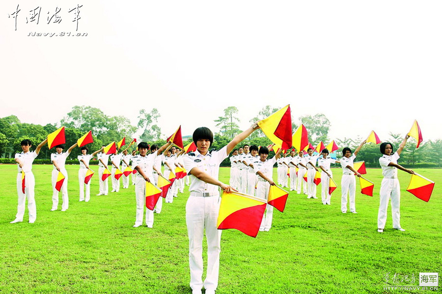 中国海军网：信号旗是海军用于视觉通信的旗帜，由各种不同颜色的旗纱缝制而成。有长方形、燕尾形、三角形和梯形等4种形状，分红、黄、蓝、白、黑5种颜色，每面旗子以不同形状、颜色和图案构成，分别代表相应的字母、数码和勤务符号。图为女舰员练习旗语。